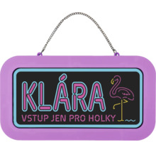Fialová cedulka na dveře s řetízkem, neonový nápis KLÁRA a VSTUP JEN PRO HOLKY s motivem plameňáka.