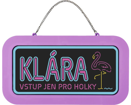 Fialová cedulka na dveře s řetízkem, neonový nápis KLÁRA a VSTUP JEN PRO HOLKY s motivem plameňáka.