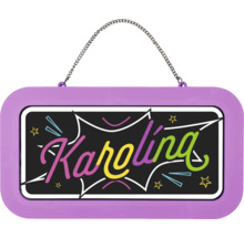 Cedulka na dveře se jménem Karolina v barevném písmu, černé pozadí s hvězdami, fialový rám a kovový řetízek.