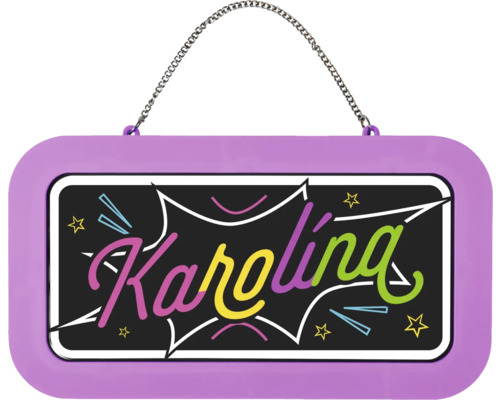 Cedulka na dveře se jménem Karolina v barevném písmu, černé pozadí s hvězdami, fialový rám a kovový řetízek.