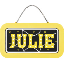 Žlutá jmenovka se jménem Julie, velká písmena s efektem světelných bodů a kovový řetízek na zavěšení.