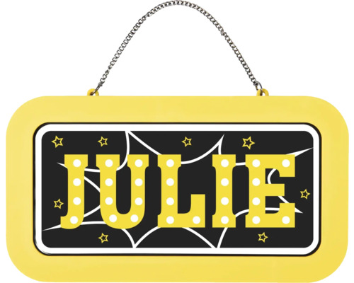 Žlutá jmenovka se jménem Julie, velká písmena s efektem světelných bodů a kovový řetízek na zavěšení.