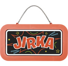 Jmenovka na dveře s kovovým řetízkem a jménem Jirka v komiksovém stylu, oranžový plastový rám.