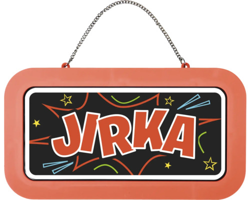 Jmenovka na dveře s kovovým řetízkem a jménem Jirka v komiksovém stylu, oranžový plastový rám.