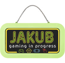 Cedulka na dveře s nápisem JAKUB gaming in progress, řetízkem a herními symboly.