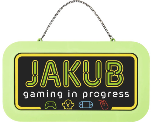 Cedulka na dveře s nápisem JAKUB gaming in progress, řetízkem a herními symboly.
