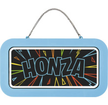 Modrá plastová jmenovka na dveře s nápisem Honza v komiksovém stylu a kovovým řetízkem.