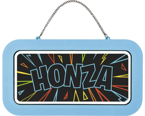 Modrá plastová jmenovka na dveře s nápisem Honza v komiksovém stylu a kovovým řetízkem.