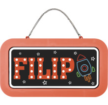 Jmenovka Filip do dětského pokoje, motiv rakety, oranžové pouzdro a kovový řetízek na zavěšení.