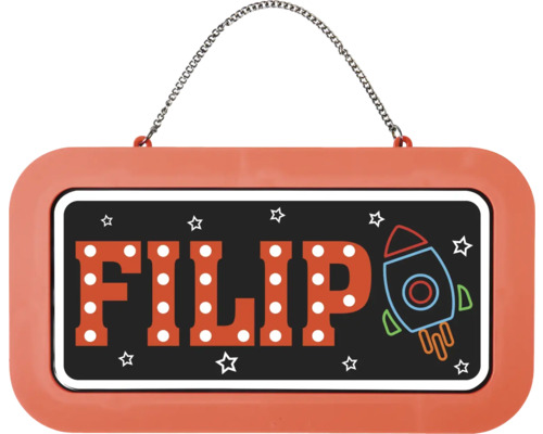 Jmenovka Filip do dětského pokoje, motiv rakety, oranžové pouzdro a kovový řetízek na zavěšení.