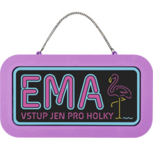 Dveřní cedule Ema s nápisem Vstup jen pro holky, motivem plameňáka, neonovým vzhledem a kovovým řetízkem.