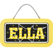 Žlutá závěsná cedule se jménem Ella v marquee stylu, černými akcenty a hvězdami, včetně kovového řetízku.