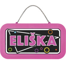 Jmenovka na dveře se jménem Eliška v růžové barvě, obdélníková se zaoblenými rohy a kovovým řetízkem na zavěšení.