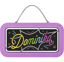 Cedulka na dveře se jménem Dominika a kovovým řetízkem na zavěšení.