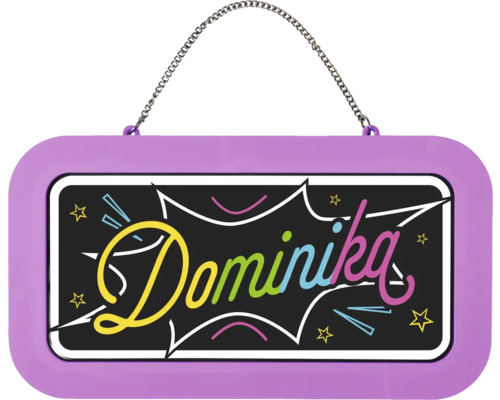 Cedulka na dveře se jménem Dominika a kovovým řetízkem na zavěšení.
