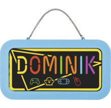 Cedulka na dveře do dětského pokoje se jménem Dominik, herními symboly jako ovladač a počítačová myš a kovovým řetízkem na zavěšení.