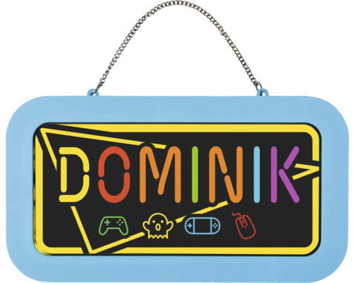 Cedulka na dveře do dětského pokoje se jménem Dominik, herními symboly jako ovladač a počítačová myš a kovovým řetízkem na zavěšení.