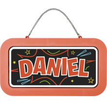 Obdélníková cedulka na dveře se jménem Daniel v komiksovém stylu, oranžový rám a řetízek na zavěšení.
