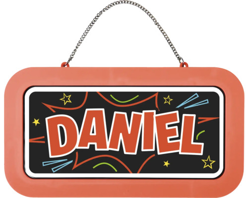Obdélníková cedulka na dveře se jménem Daniel v komiksovém stylu, oranžový rám a řetízek na zavěšení.