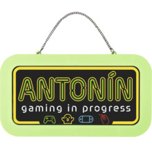 Cedulka na dveře se jménem Antonín a textem gaming in progress včetně herních symbolů na kovovém řetízku k zavěšení.