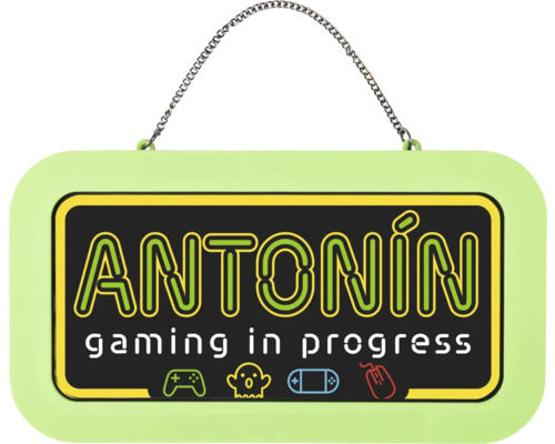 Cedulka na dveře se jménem Antonín a textem gaming in progress včetně herních symbolů na kovovém řetízku k zavěšení.
