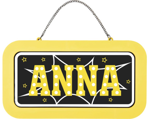 Žlutá jmenovka na dveře se jménem Anna v písmenech s tečkovaným vzorem, s kovovým řetízkem na zavěšení a motivem hvězd.