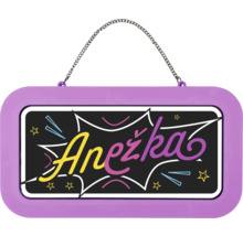 Fialová jmenovka na dveře se jménem Anežka v barevném písmu a s kovovým řetízkem na zavěšení.