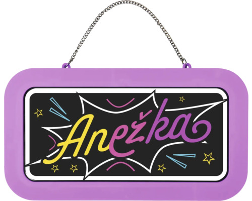 Fialová jmenovka na dveře se jménem Anežka v barevném písmu a s kovovým řetízkem na zavěšení.