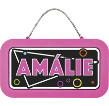 Jmenovka na dveře se jménem Amálie, růžový rám, černý podklad, kovový řetízek na zavěšení.