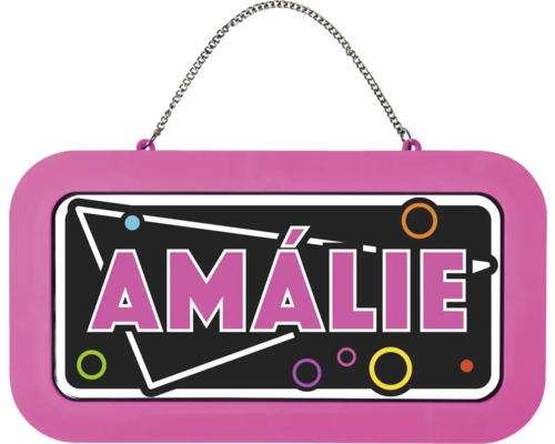 Jmenovka na dveře se jménem Amálie, růžový rám, černý podklad, kovový řetízek na zavěšení.