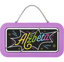 Fialová jmenovka na dveře do dětského pokoje se jménem Alžběta, barevná písmena na černém pozadí s kovovým řetízkem.