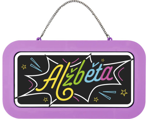 Fialová jmenovka na dveře do dětského pokoje se jménem Alžběta, barevná písmena na černém pozadí s kovovým řetízkem.