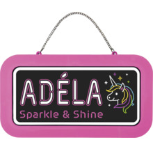 Růžová cedulka na dveře se jménem Adéla, jednorožcem a nápisem Sparkle and Shine, s řetízkem na zavěšení.