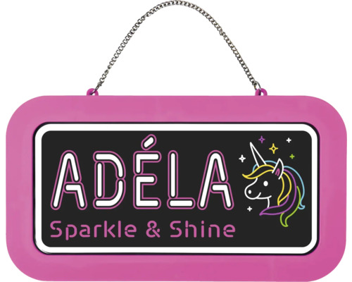 Růžová cedulka na dveře se jménem Adéla, jednorožcem a nápisem Sparkle and Shine, s řetízkem na zavěšení.