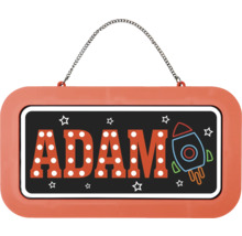 Dekorativní cedule na zavěšení do dětského pokoje se jménem ADAM, raketou a hvězdami na černém panelu s kovovým řetízkem.