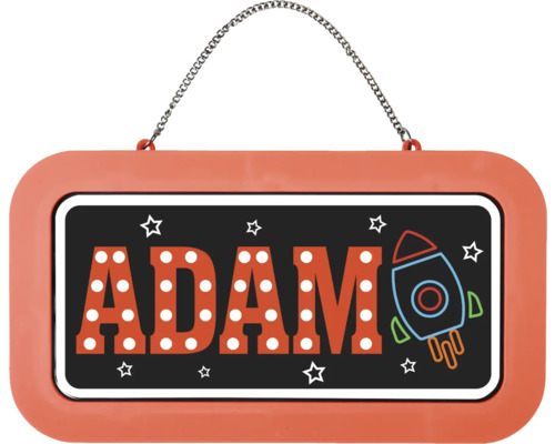 Dekorativní cedule na zavěšení do dětského pokoje se jménem ADAM, raketou a hvězdami na černém panelu s kovovým řetízkem.