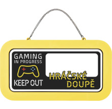 Žlutá dveřní cedulka pro hráče s řetízkem, nápis Gaming in Progress, Keep Out a Hráčské doupě, grafika herního ovladače.