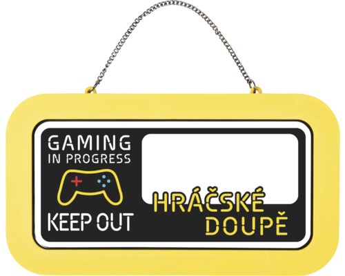 Žlutá dveřní cedulka pro hráče s řetízkem, nápis Gaming in Progress, Keep Out a Hráčské doupě, grafika herního ovladače.