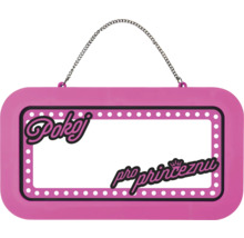 Růžová cedulka na dveře do dětského pokoje s českým textem Pokoj pro princeznu a řetízkem na zavěšení.