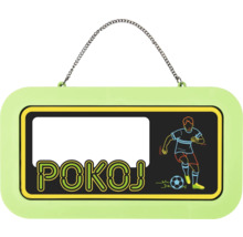 Cedulka na dveře s motivem fotbalisty, nápisem POKOJ, polem pro jméno a kovovým řetízkem.