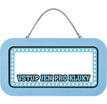 Světle modrá cedulka na dveře k zavěšení se stříbrným řetízkem a českým nápisem VSTUP JEN PRO KLUKY.