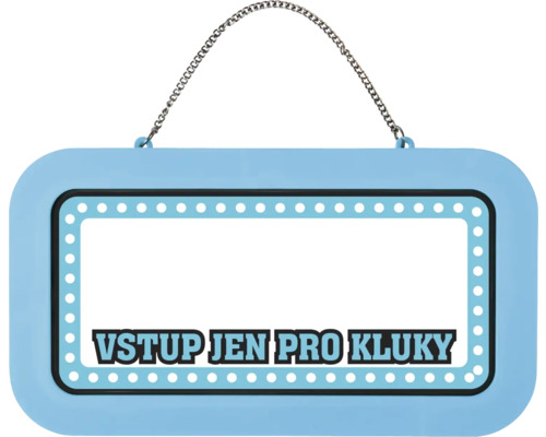 Světle modrá cedulka na dveře k zavěšení se stříbrným řetízkem a českým nápisem VSTUP JEN PRO KLUKY.