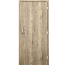 Interiérové dveře ve vzhledu dubu se stříbrnou klikou a odpovídající zárubní.