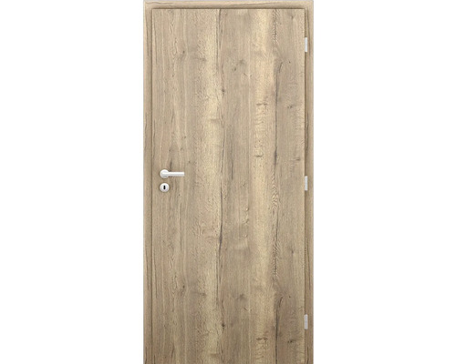 Interiérové dveře ve vzhledu dubu se stříbrnou klikou a odpovídající zárubní.