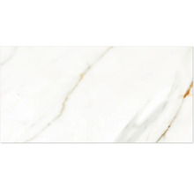 Dlaždice v mramorovém vzhledu se zlatohnědým žilkováním.