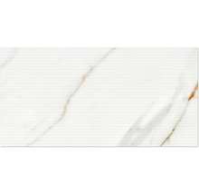 Obklad v dekoru mramoru s jemnou horizontální strukturou a zlatým žilkováním.