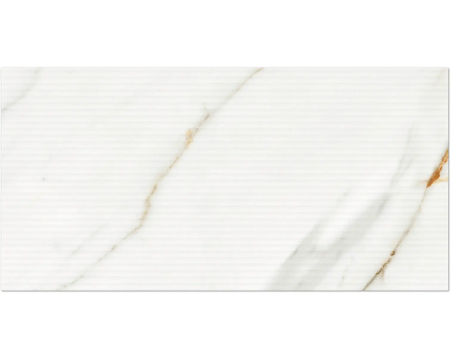 Obklad v dekoru mramoru s jemnou horizontální strukturou a zlatým žilkováním.