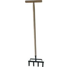 Ruční provzdušňovač trávníku se světlou dřevěnou rukojetí ve tvaru T a čtyřmi dutými černými kovovými hroty.