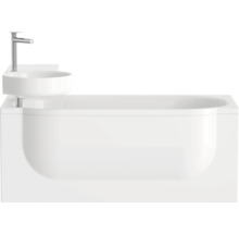 Bílá vana s integrovaným umyvadlem a chromovanou baterií, prostorově úsporná kombinace.