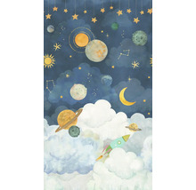 Dětská tapeta s motivem vesmíru, planetami, hvězdami, měsícem, raketou a mraky v akvarelovém stylu.